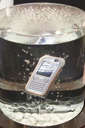 Як діяти, якщо в стільниковий телефон потрапила вода?