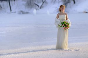 Як одягнутися для зимового весілля: поради для нареченої і для гостей